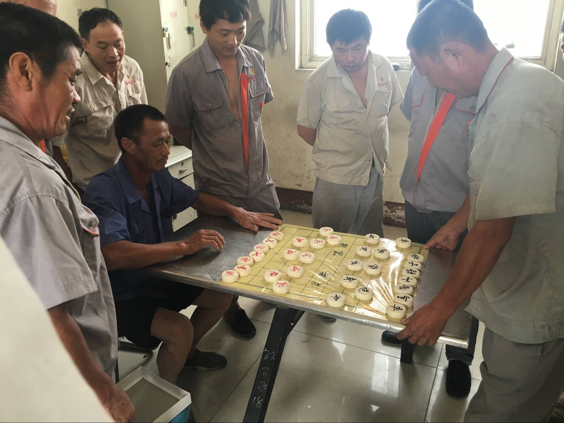 兗州勞務公司組織勞務工下象棋比賽